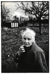 404606 Portret van de 86-jarige mevr. A. Verhoef die haar volkstuin op het volkstuincomplex De Driehoek aan de ...